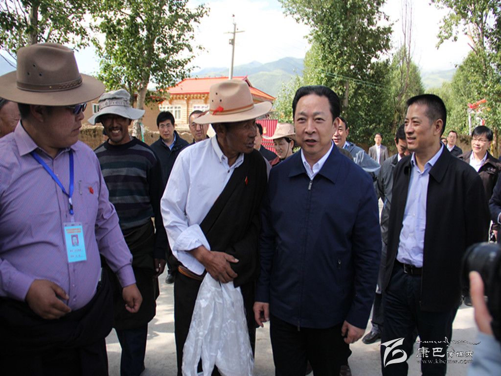 黃新初在甘孜縣調(diào)研指導扶貧開發(fā)工作、慰問對口支援我州的干部人才代表掠影