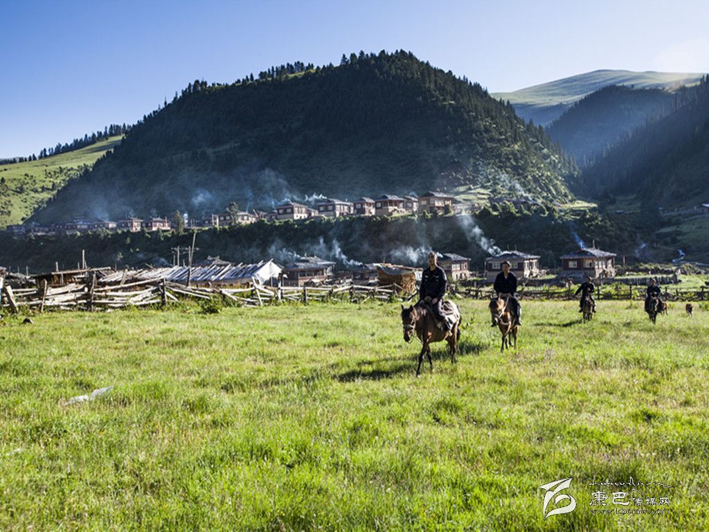 牧區(qū)忠誠衛(wèi)士（康巴傳媒網首屆紀實攝影大賽）