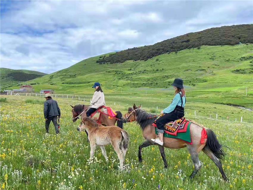 游客在祝?；êｓw驗騎馬  任剛.jpg