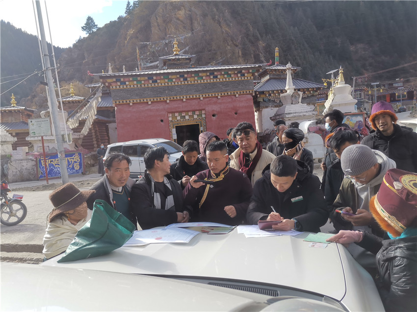 別樣的汽車銀行很接地氣，農(nóng)行德格縣支行開展農(nóng)戶信息建檔，現(xiàn)場(chǎng)為百姓開展金融服務(wù)。.jpg