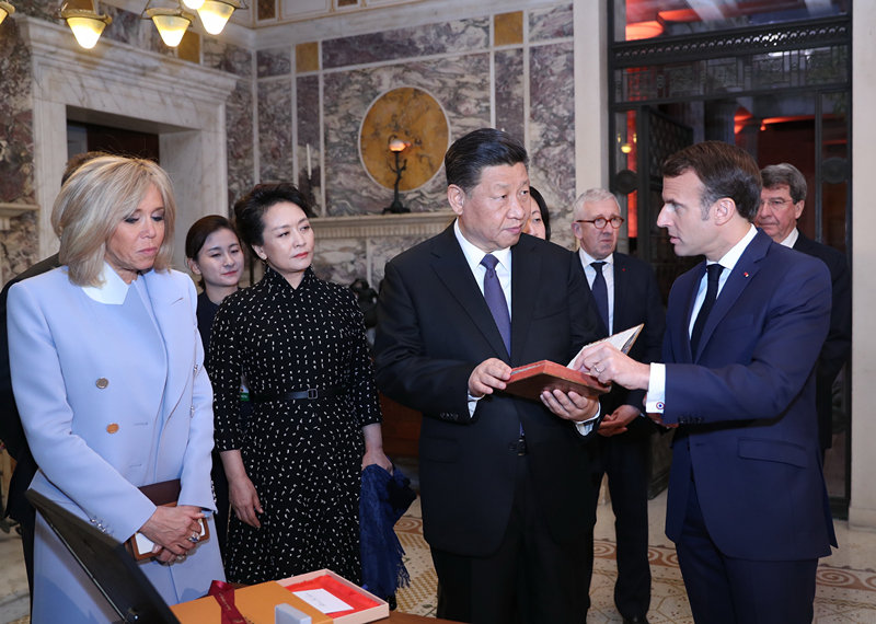 2019年3月24日，習(xí)近平在法國(guó)尼斯會(huì)見(jiàn)法國(guó)總統(tǒng)馬克龍。會(huì)見(jiàn)前，馬克龍向習(xí)近平贈(zèng)送1688年法國(guó)出版的首部《論語(yǔ)導(dǎo)讀》法文版原著。
