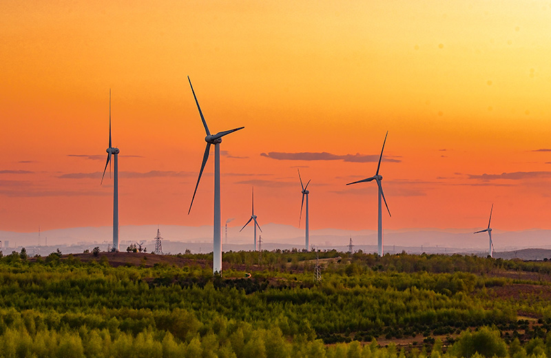 2023年5月23日清晨拍攝的內(nèi)蒙古興安盟烏蘭浩特市呼和馬場(chǎng)風(fēng)力光伏發(fā)電場(chǎng)內(nèi)的風(fēng)機(jī)。