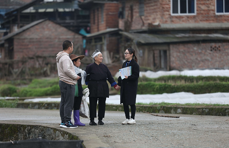 2022年3月24日，在廣西柳州市三江侗族自治縣良口鄉(xiāng)南寨村，紀(jì)檢監(jiān)察干部（右一、左一）在了解惠農(nóng)政策落實(shí)情況。