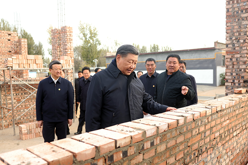 2023年11月10日，習(xí)近平總書記在河北保定涿州市刁窩鎮(zhèn)萬全莊村房屋重建施工現(xiàn)場考察。