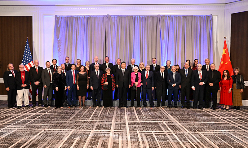 這是美國友好團(tuán)體聯(lián)合歡迎宴會開始前，習(xí)近平主席會見飛虎隊和史迪威將軍后人、鼓嶺、艾奧瓦州、華盛頓州等方面友好人士代表，同他們親切交談并合影留念。