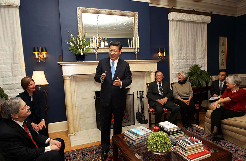 習(xí)近平2012年訪美時與老朋友敘舊場景。