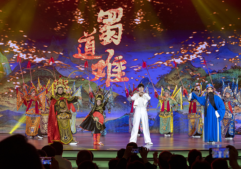 2023年10月13日，成都，“把青春華章寫在祖國(guó)大地上”大思政課網(wǎng)絡(luò)主題宣傳和互動(dòng)引導(dǎo)活動(dòng)在四川大學(xué)舉行。