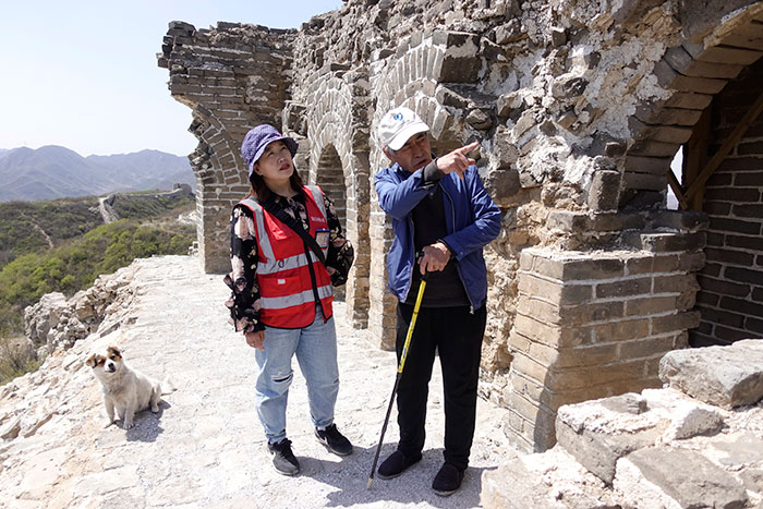 在明長城遺址上，梅景田給外甥女劉紅巖講述長城故事。