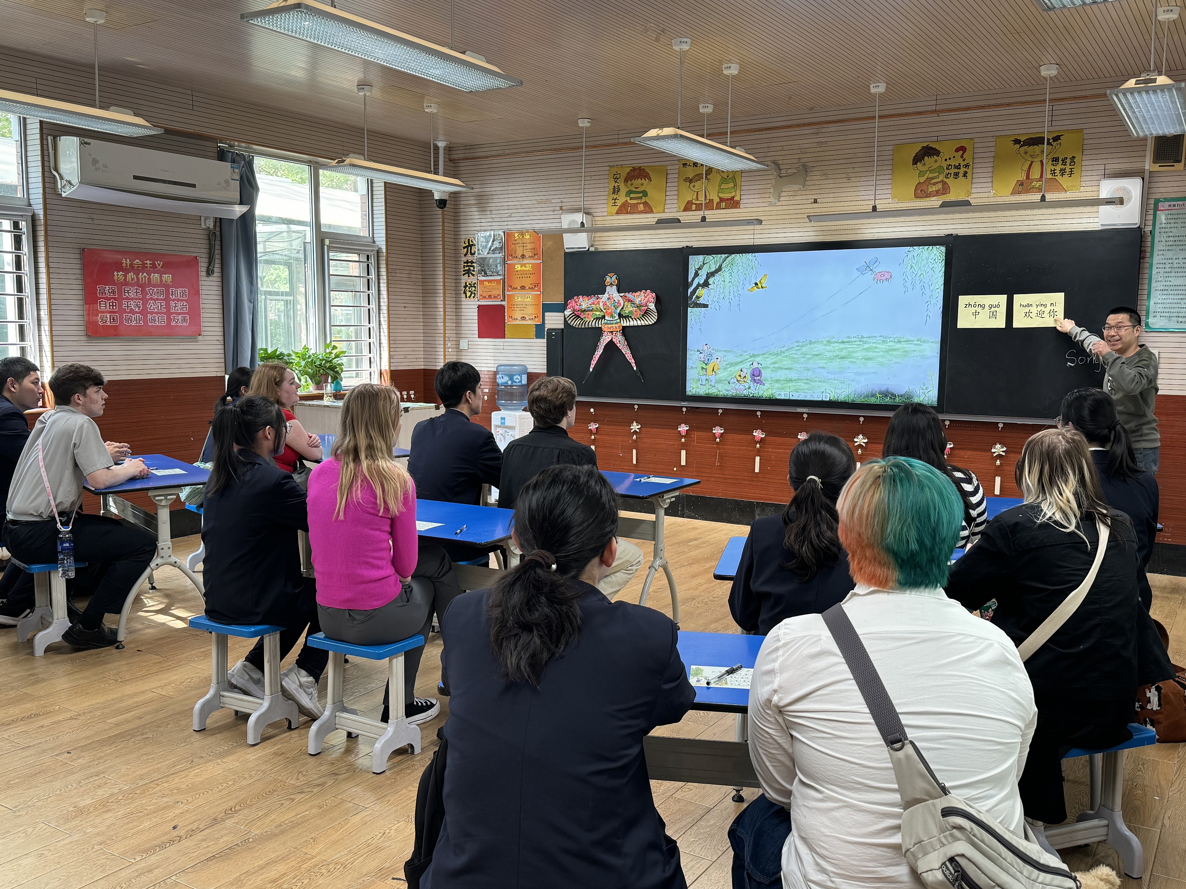 2024年4月20日，美國艾奧瓦州馬斯卡廷高中“友誼傳承”研學團來到石家莊外國語學校，中美學生同上一節(jié)中文課。