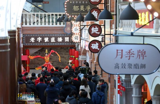 顧客在天津老字號(hào)集合店內(nèi)觀看演出。新華社記者 趙子碩 攝