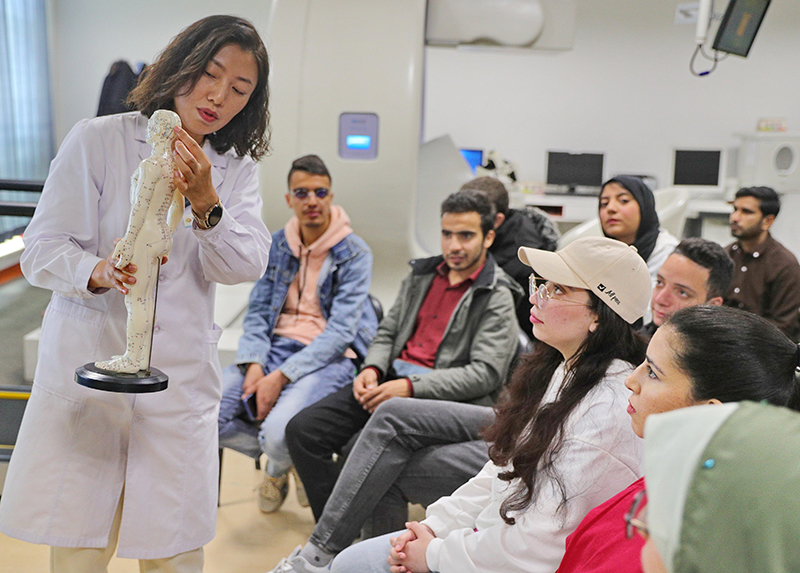 2023年4月19日，河北省秦皇島市中醫(yī)醫(yī)院醫(yī)務(wù)工作者為燕山大學(xué)外國留學(xué)生講解中醫(yī)經(jīng)絡(luò)知識。