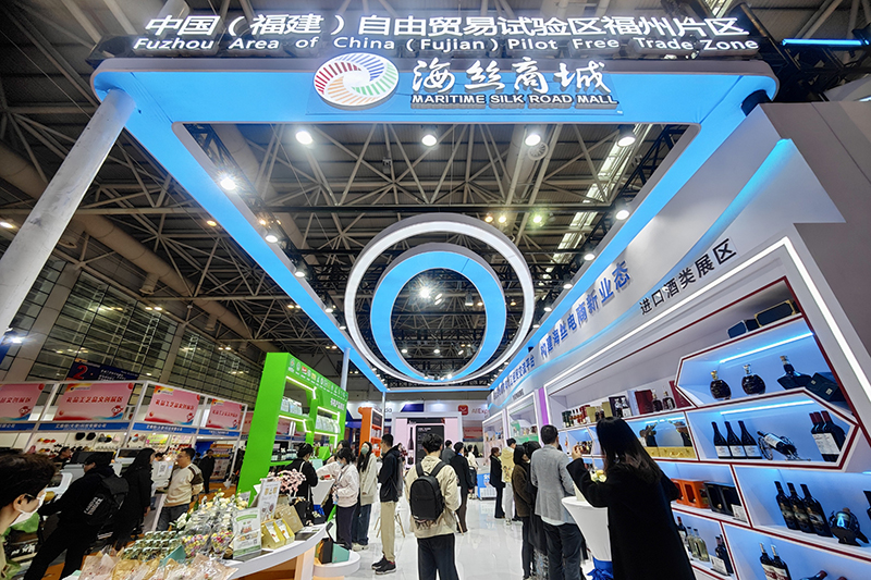 2024年3月18日，第四屆中國(guó)跨境電商交易會(huì)在福建福州開(kāi)幕。展會(huì)聚焦“鏈接跨境全流域 共建電商新生態(tài)”，集聚全國(guó)80余個(gè)外貿(mào)產(chǎn)業(yè)帶的上千家供應(yīng)鏈企業(yè)。