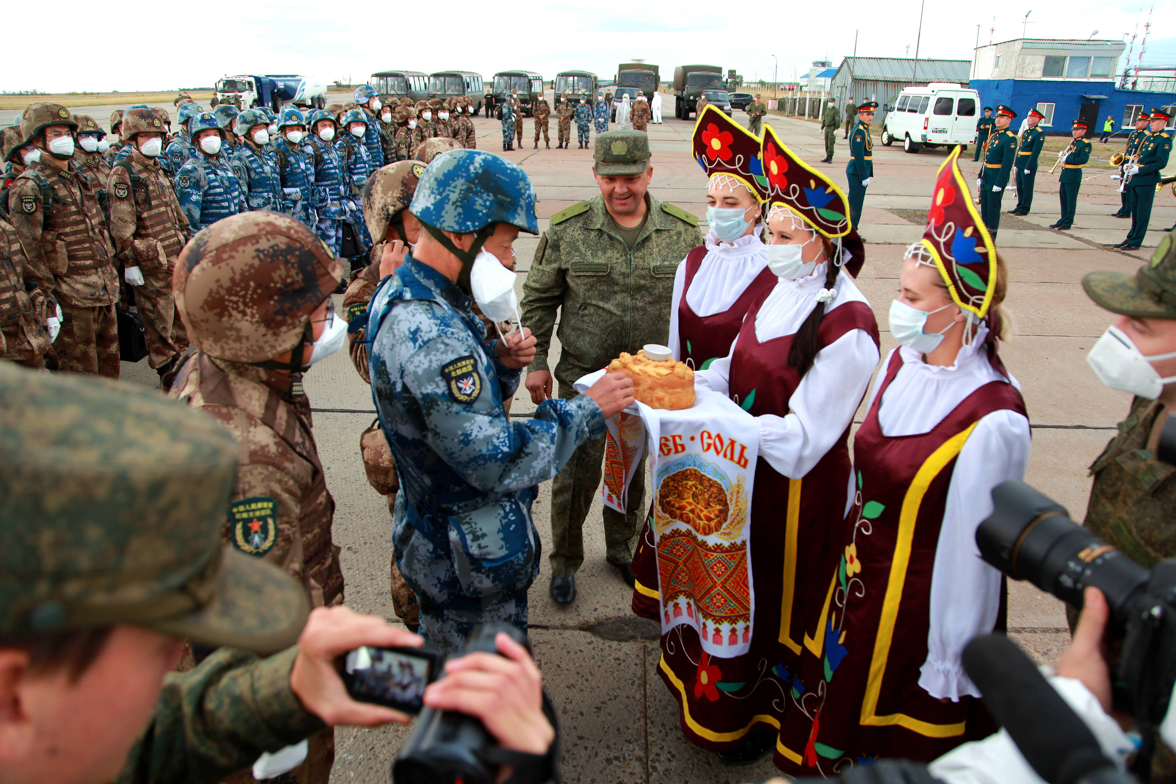 當(dāng)?shù)貢r間2021年9月10日，跨境參加“和平使命-2021”上海合作組織成員國聯(lián)合反恐軍演的中方部隊導(dǎo)演部抵達俄羅斯奧倫堡“東古茲”靶場演習(xí)地域。圖為俄方人員為中方人員舉行歡迎儀式。