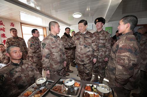 2014年1月26日中午，習(xí)近平來到連隊食堂，同戰(zhàn)士們一起用餐。新華社記者 李剛 攝