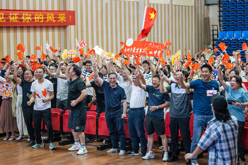 北京時(shí)間7月27日，2024年巴黎奧運(yùn)會首個(gè)比賽日，在射擊10米氣步槍混合團(tuán)體比賽中，中國選手黃雨婷/盛李豪獲得金牌。圖為黃雨婷的母校師生們通過收看奧運(yùn)直播的方式為她加油助威。