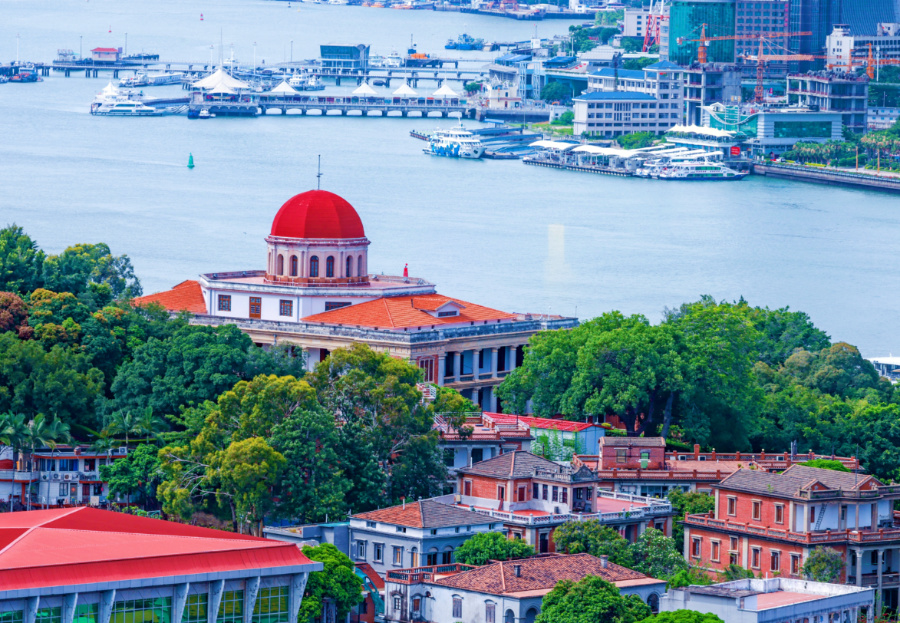 鼓浪嶼素有“萬國建筑博物館”的美譽(yù)，八卦樓作為全國重點(diǎn)文物保護(hù)單位，是鼓浪嶼世界文化遺產(chǎn)核心要素之一。楊勁堅(jiān) 攝