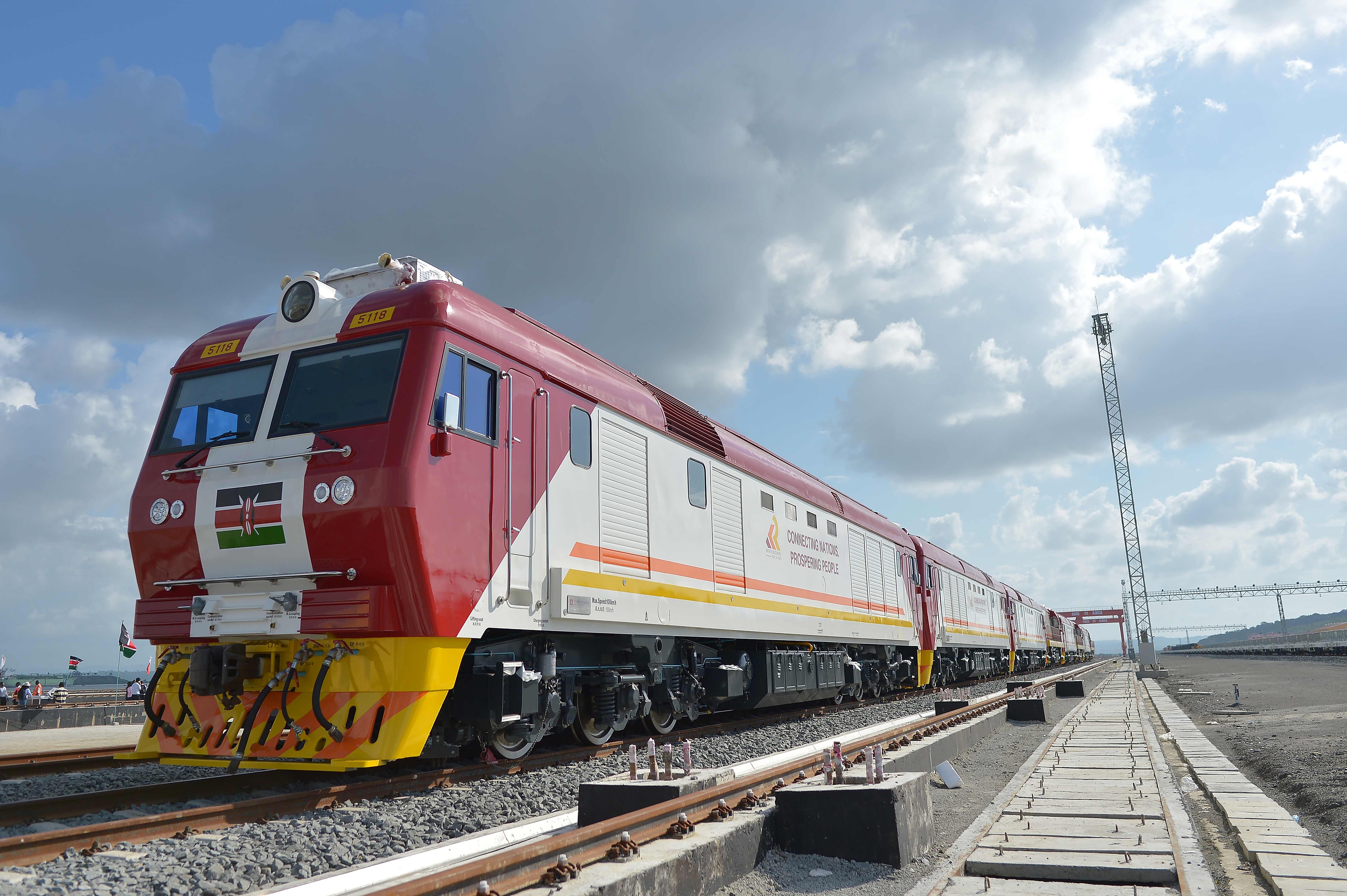 當(dāng)?shù)貢r間2017年5月30日，肯尼亞蒙巴薩，連接肯尼亞港口城市蒙巴薩和首都內(nèi)羅畢的蒙內(nèi)鐵路正式竣工通車。