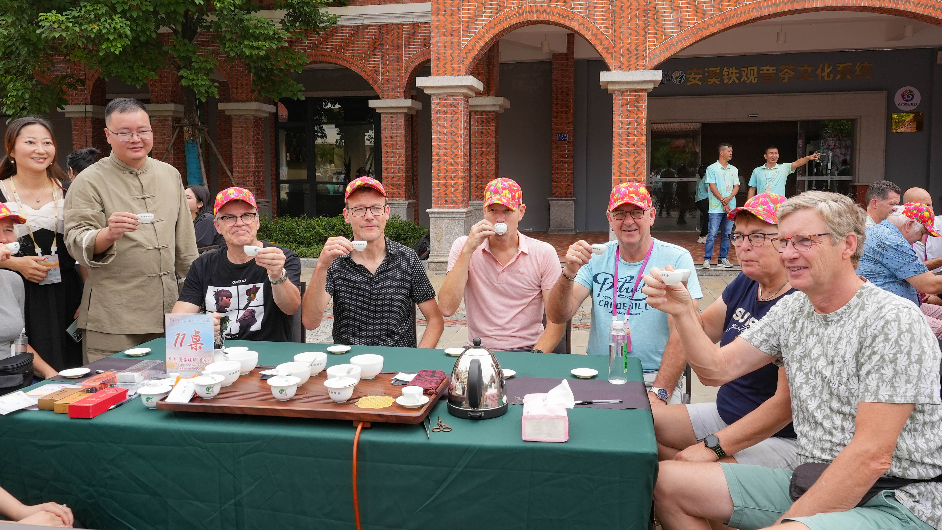 △2023年10月4日，福建泉州，外國人品中國茶。